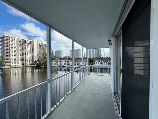 Building Photo - 2999 Point E Dr