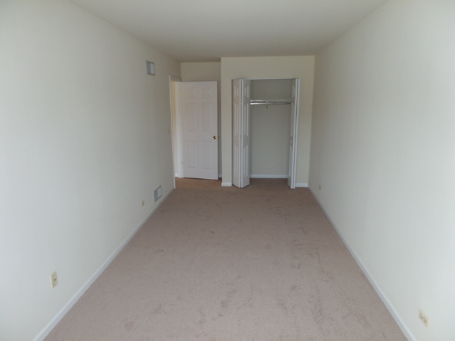 Building Photo - 315 Creekside Dr