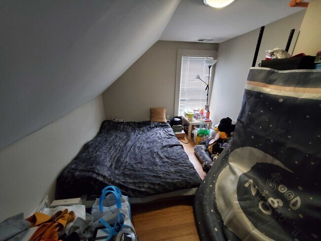 Building Photo - Nicely renovated 5 bed townhouse with all the extras!