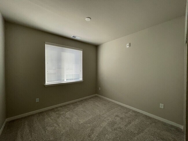 Building Photo - Newly Built Move-in Ready Modern Condo!