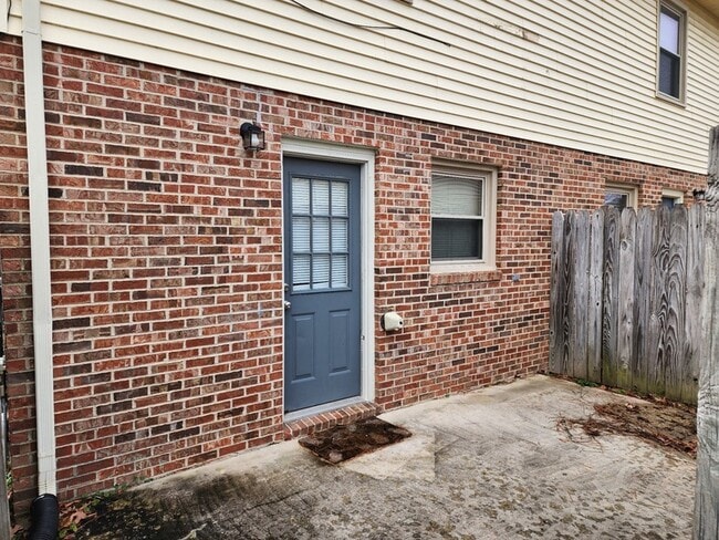 Building Photo - 103 Helen St