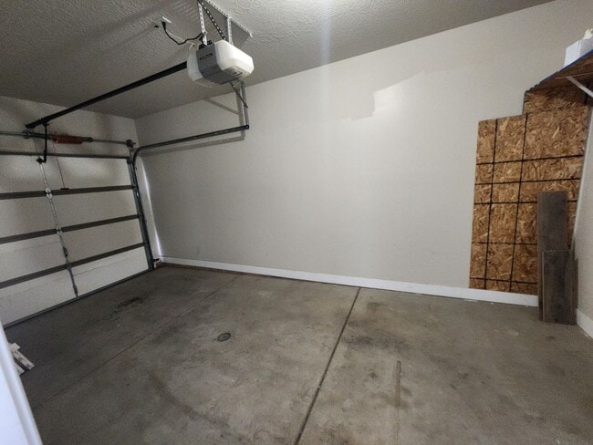 Building Photo - Charming Townhome