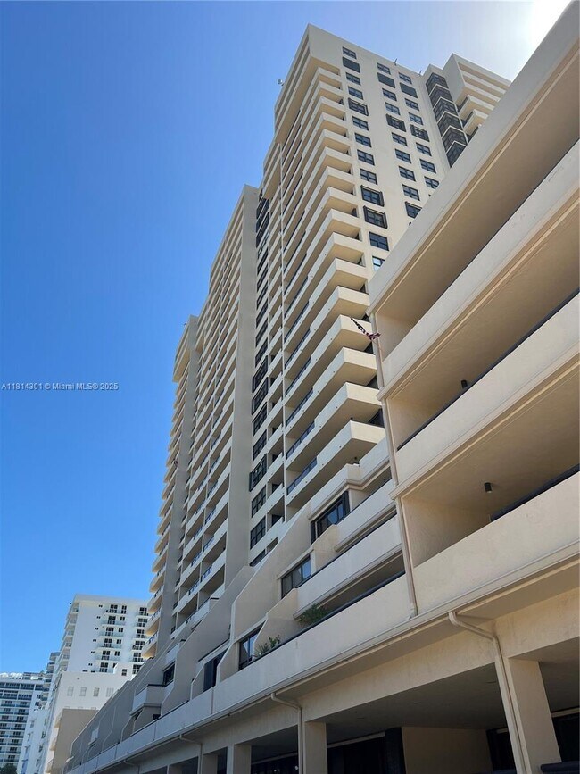 Building Photo - 2555 Collins Ave