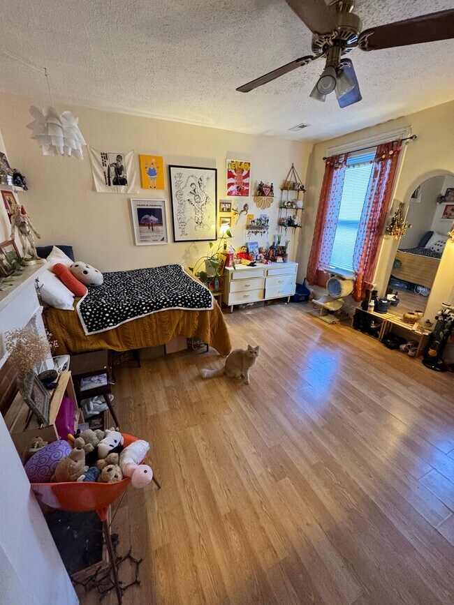 Building Photo - Spacious 3 bed 1 bath Near VCU, own laundry, deck, parking, porch