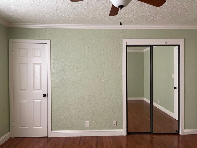 Building Photo - CHARMING 4 BED 2 BATH HOUSE NEAR DOWNTOWN