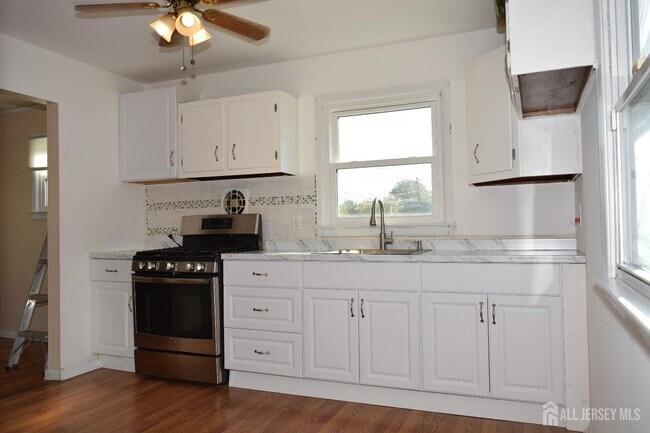 Building Photo - 57 E Tappen St