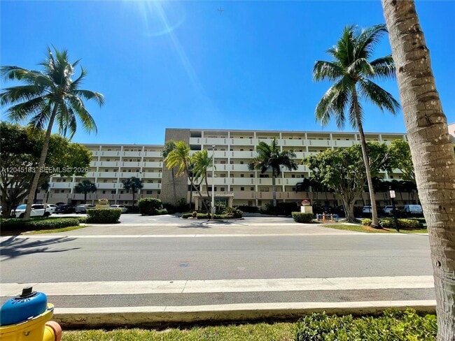Building Photo - 220 Kings Point Dr