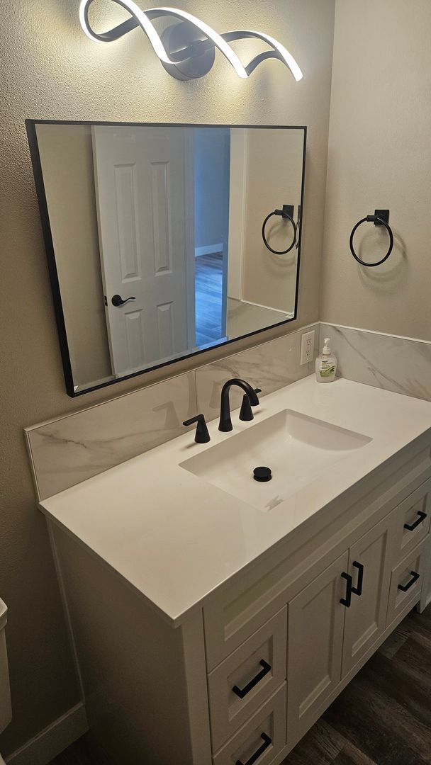 Building Photo - 3 Bedroom Cozy Remodeled Home