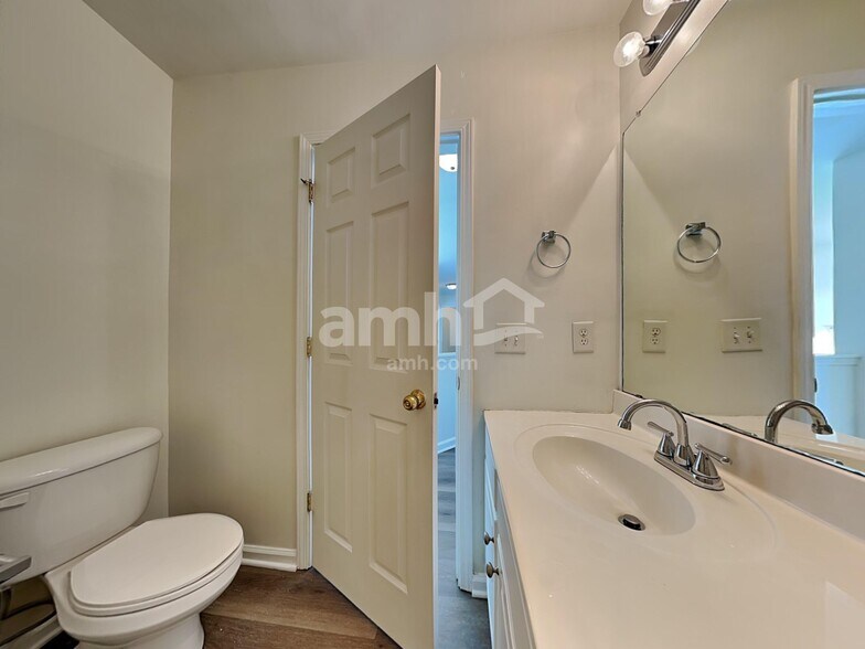 Building Photo - 1361 Pondhaven Dr