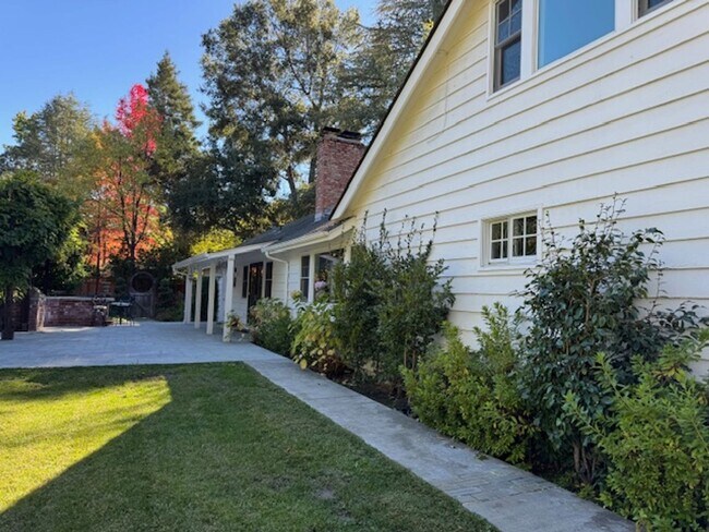 Building Photo - Gorgeous 5 bedroom, 4.5 bath, Westside Dan...