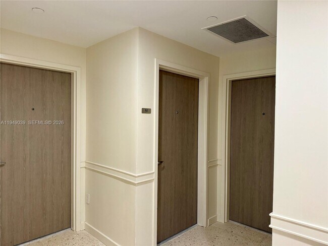 Building Photo - 225 Collins Ave