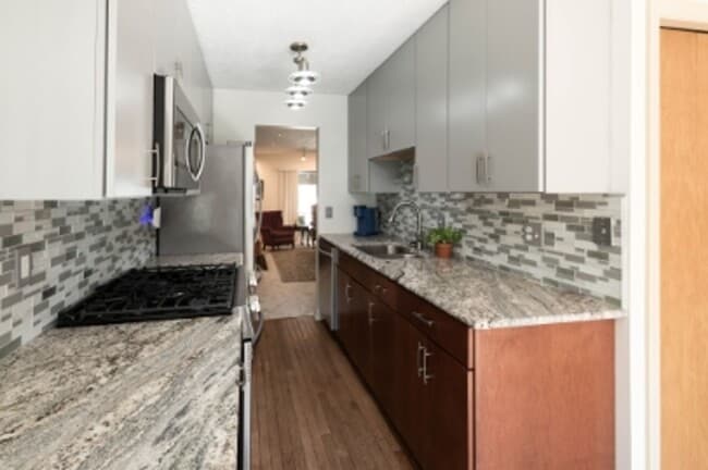 Building Photo - 804 Fairways Dr