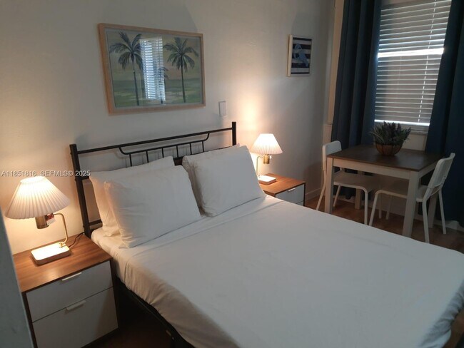 Building Photo - 709 NE 2nd Ct