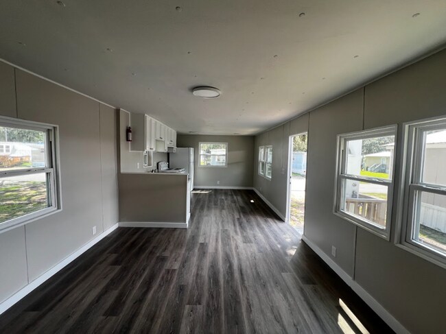 Building Photo - Welcome Home to Silver Lake