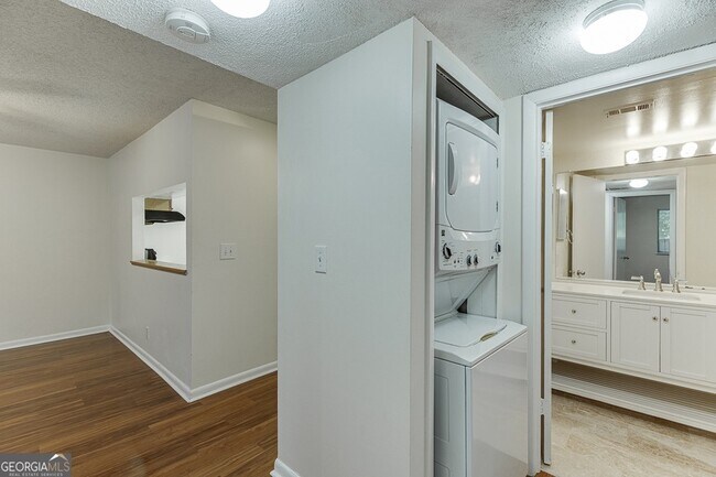 Building Photo - 33 Finch Trail NE