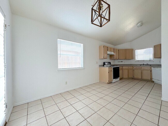 Building Photo - East El Paso 3 bed Refirg A/C