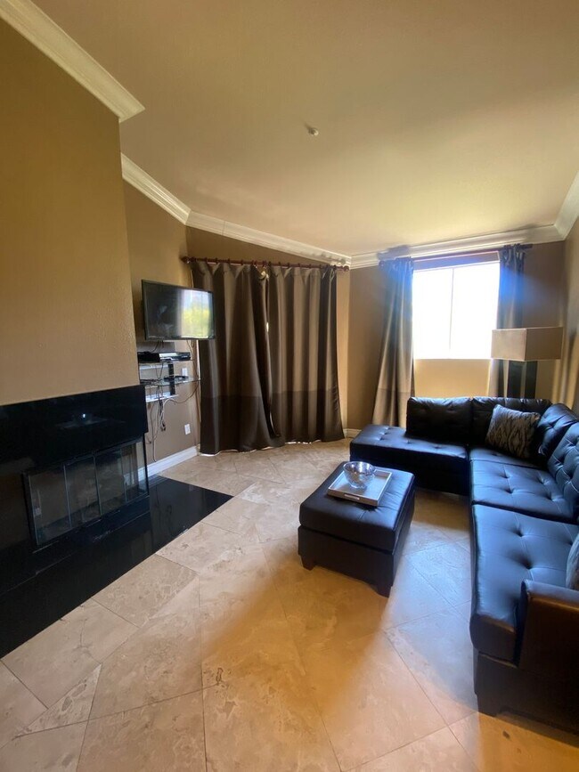 Building Photo - Fully furnished top floor strip view condo at the fabulous Meridian