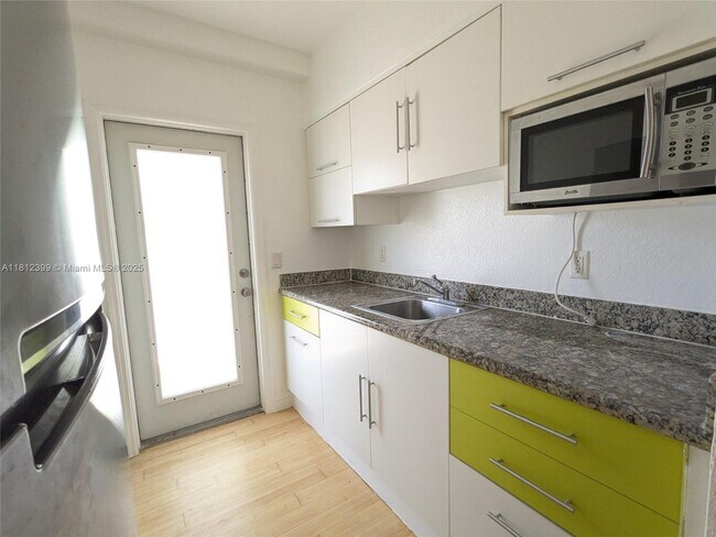 Building Photo - 6930 Rue Vendome