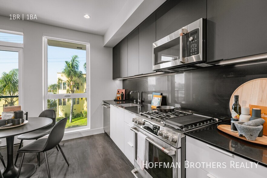 Building Photo - 200 N Toluca St