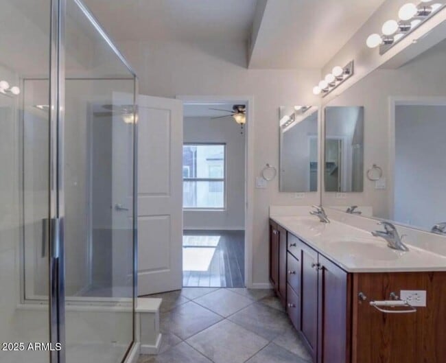 Building Photo - 525 W Lakeside Dr