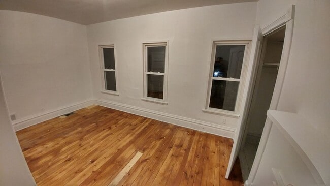 Building Photo - Large 3 bedroom, 2 bathroom freshly renovated house with stainless steel appliances!!