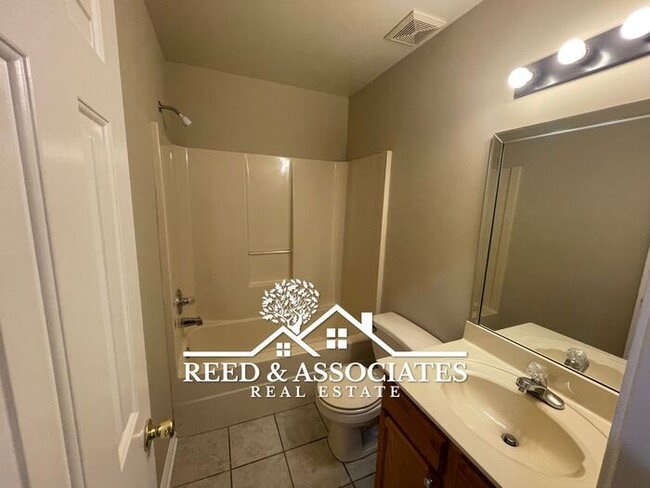 Building Photo - Charming Home Located in Quiet Neighborhood!