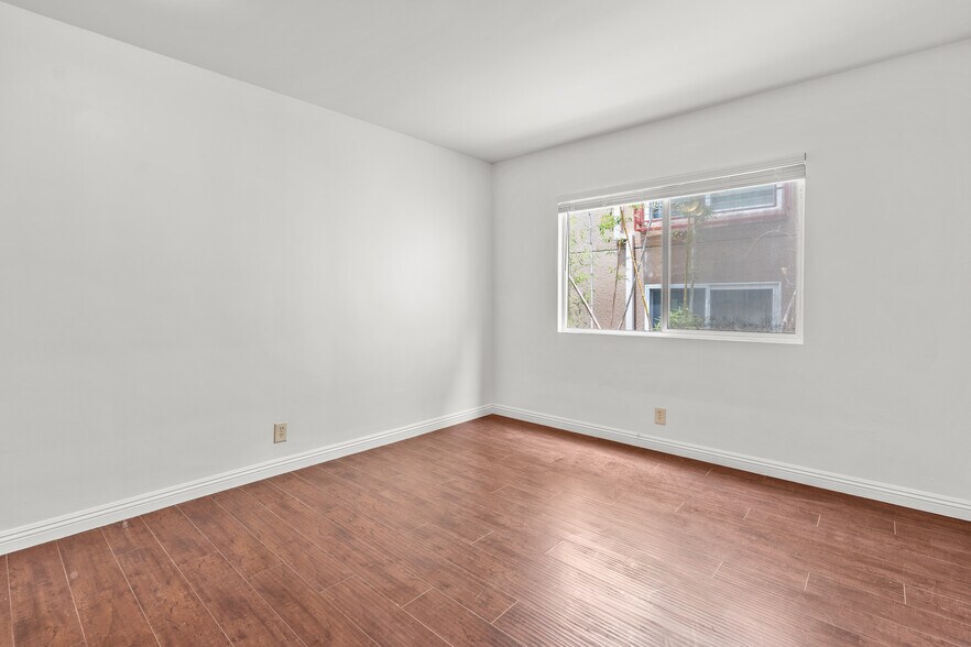 Building Photo - 1142 S Serrano Ave