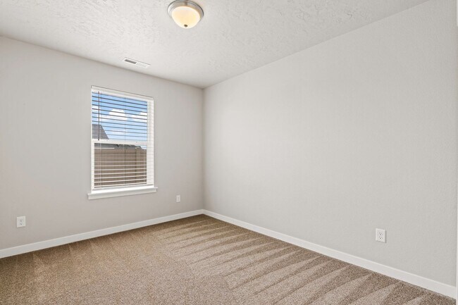 Building Photo - 4 Bedroom, 2 Bath Gorgeous Nampa Home on a...