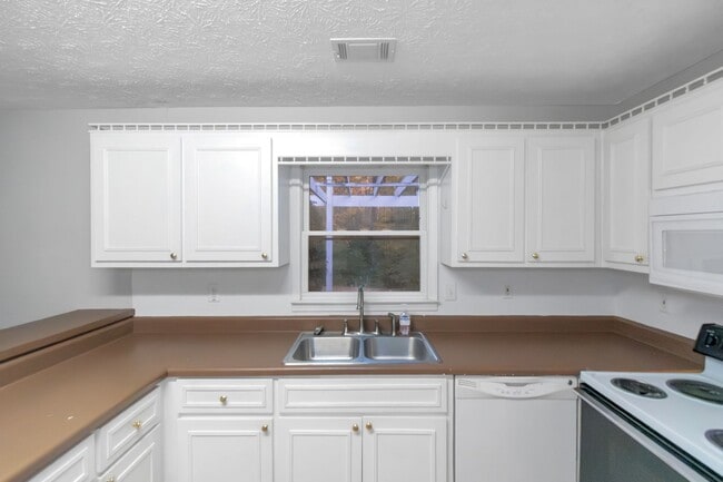 Building Photo - Coming Soon....Gorgeous 3bedroom 2bath in Stockbridge, GA!