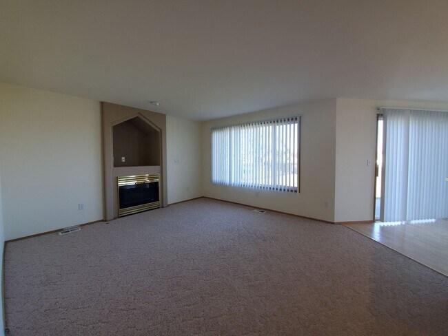 Building Photo - 4-Bedroom, 2.5-Bath located in Horn Rapids...