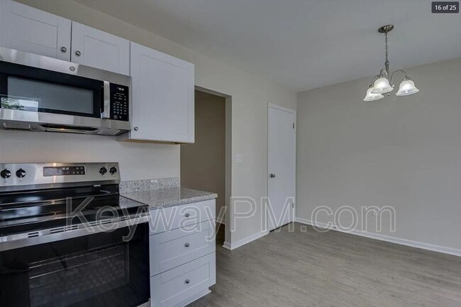 Building Photo - 1030 Carriage Dr