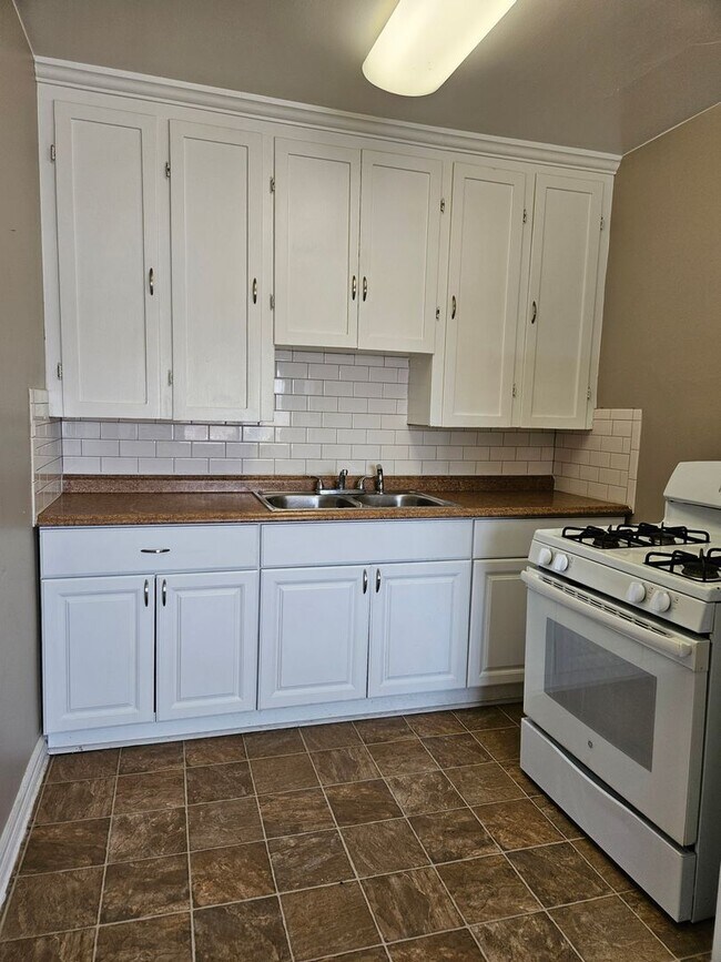 Building Photo - Lovely One Bedroom Apartment - Conveniently Located!