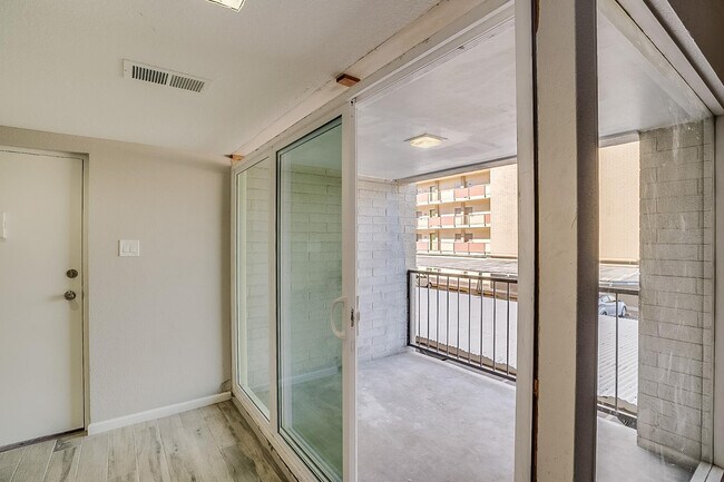 Building Photo - 351 E Thomas Rd