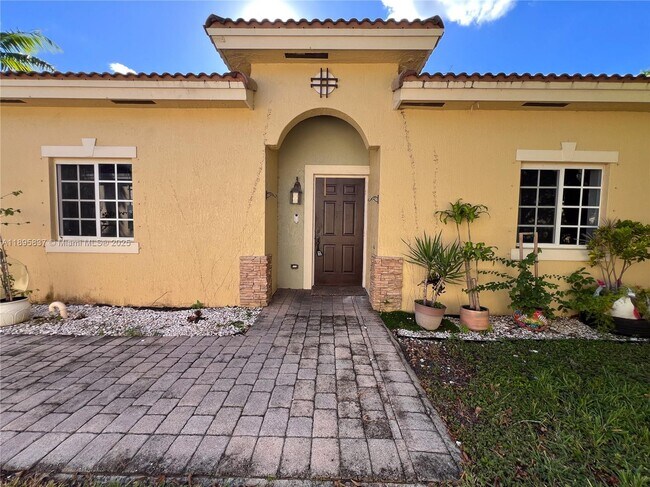 Building Photo - 3353 NE 11th Dr