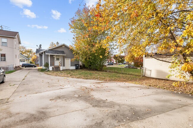 Building Photo - 1005 Woodsdale Ave