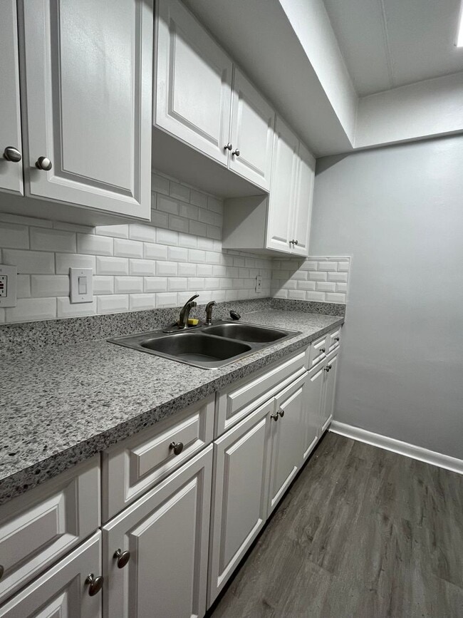 Building Photo - Lovely 1/1 in central St Pete