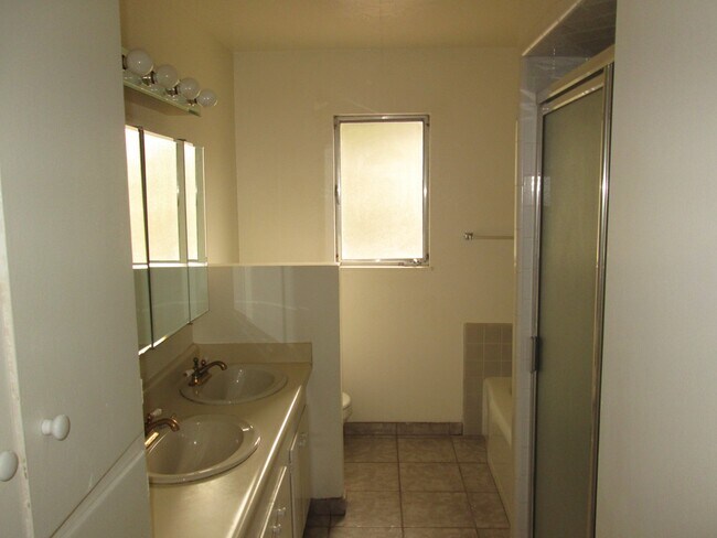 Building Photo - 221 Longview Ln