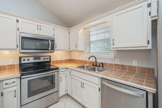 Building Photo - 6507 Flagler Dr