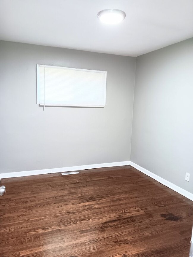 Building Photo - Just Listed! Updated Home – Move-In Ready