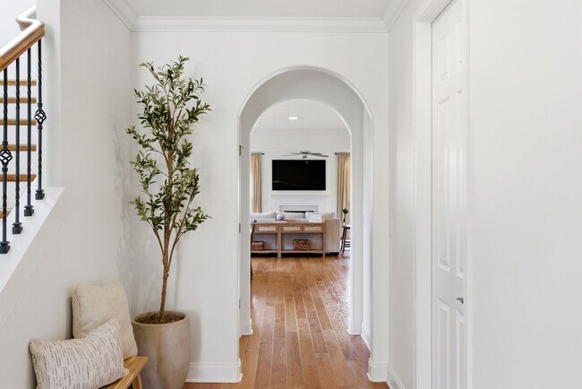Building Photo - Luxury Executive Living in Sought-After Franklin Community
