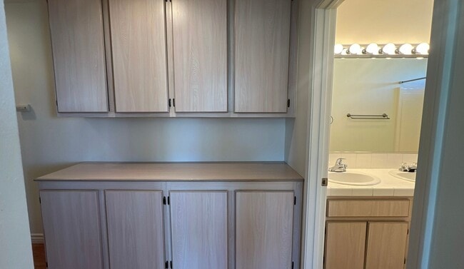 Building Photo - Townhouse in gated community near A.V. Col...