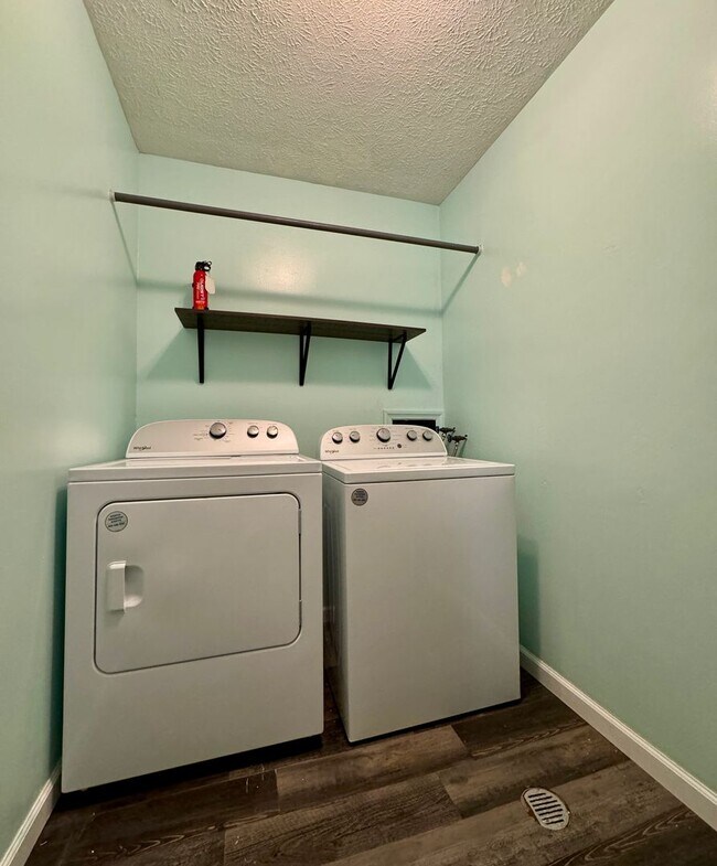 Building Photo - Spacious Duplex with Private Yard & Garage...