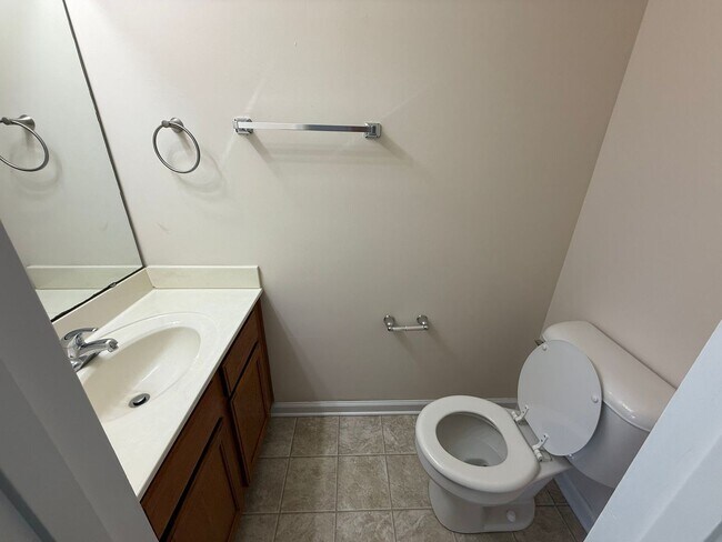 Building Photo - 2 bedroom, 2.5 Bath Townhouse