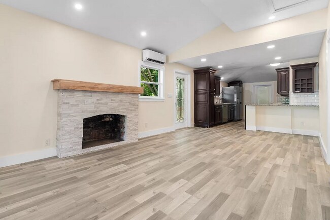 Building Photo - 710 S Pine St