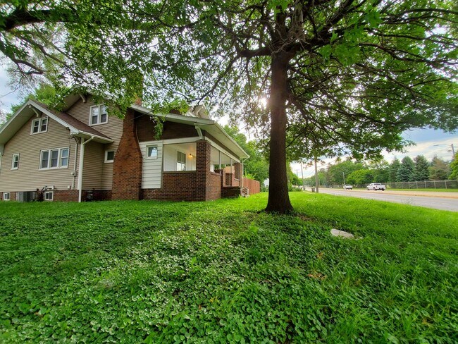 Building Photo - Large 3 Bedroom Home near Iowa State Fairgrounds!