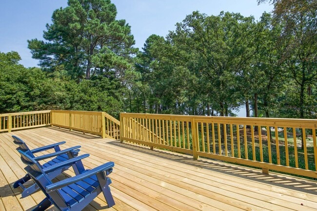 Building Photo - Lakefront oasis in West End, NC
