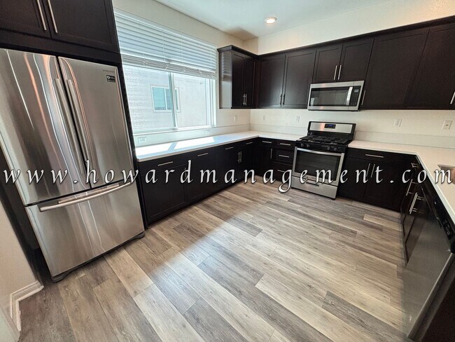 Building Photo - 3 Bed 3 Bath, Three Story Townhome with pr...