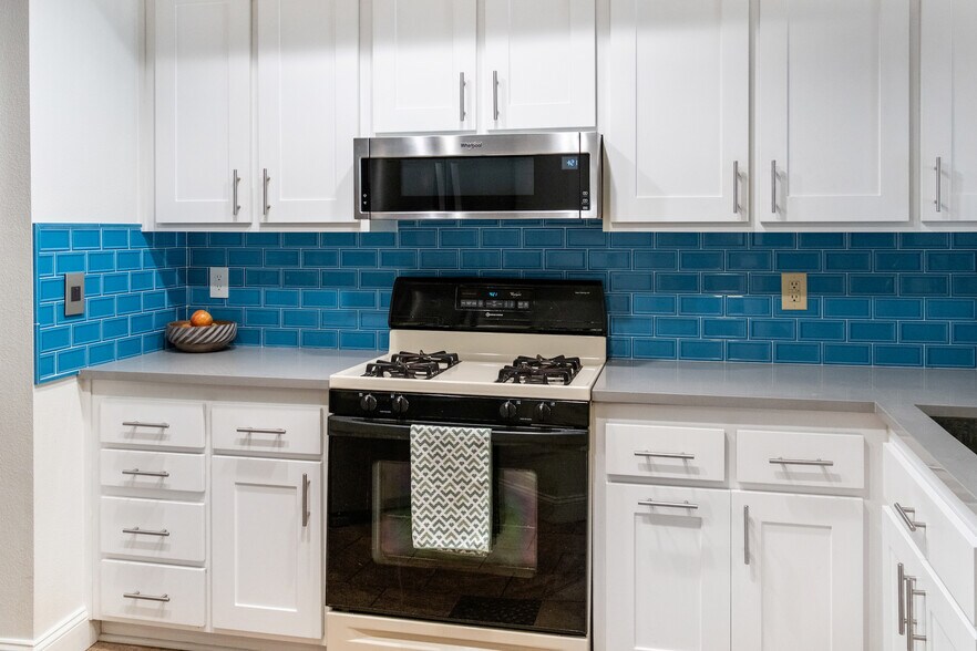 Updated kitchen - 6638 Clybourn Ave