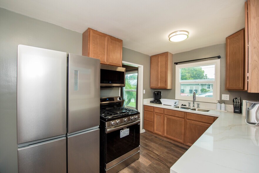 Building Photo - 250 N Clark St