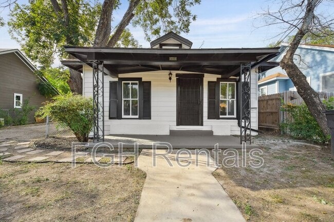 Primary Photo - 2332 E Houston St